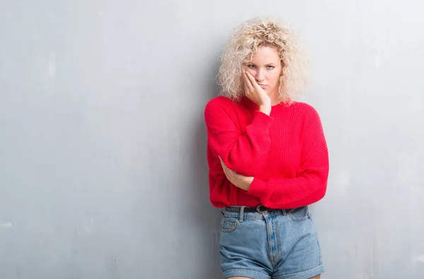 Mujer Rubia Joven Con Pelo Rizado Sobre Fondo Gris Grunge — Foto de Stock