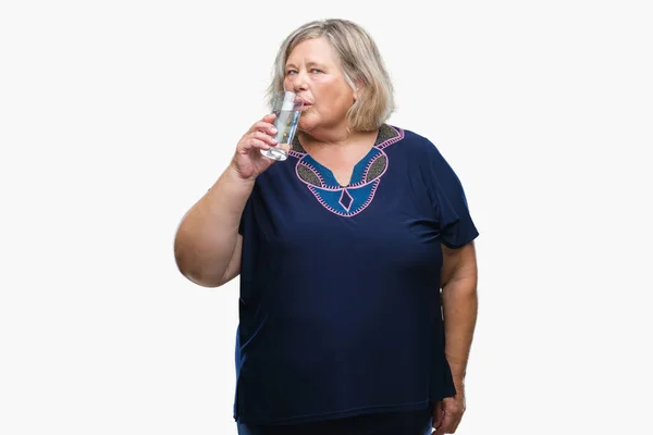 Senior Más Tamaño Mujer Caucásica Beber Vaso Agua Sobre Fondo —  Fotos de Stock