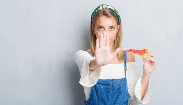 Hermosa Mujer Joven Sobre Pared Gris Grunge Comer Rodaja Pizza —  Fotos de Stock