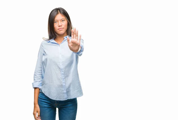 年轻的亚洲商业妇女在孤立的背景下做停止唱歌与手掌的手 脸上带有否定和严肃手势的警告表达式 — 图库照片