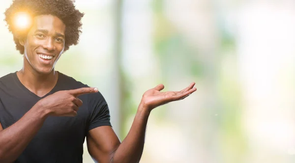 Afro Amerikansk Man Över Isolerad Bakgrund Förvånad Och Ler Mot — Stockfoto