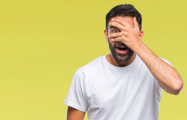 Homem Hispânico Adulto Sobre Fundo Isolado Espreitando Choque Cobrindo Rosto — Fotografia de Stock