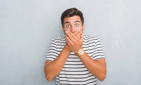 Hombre Joven Guapo Sobre Pared Gris Grunge Usando Camiseta Azul — Foto de Stock