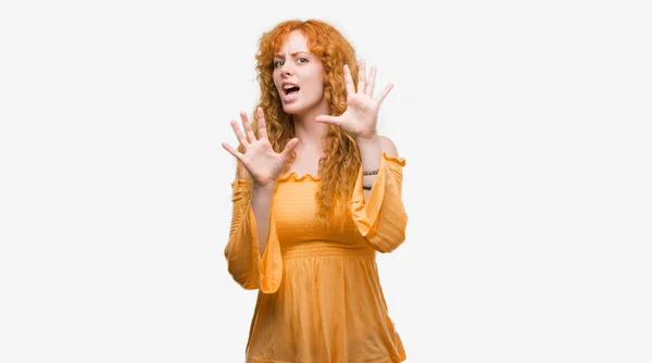 Młoda Ruda Kobieta Boi Przerażony Strach Wyrażenie Stop Gest Rękami — Zdjęcie stockowe