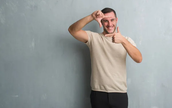 Genç Beyaz Adam Eliyle Yapım Çerçeve Parmakları Ile Mutlu Yüz — Stok fotoğraf