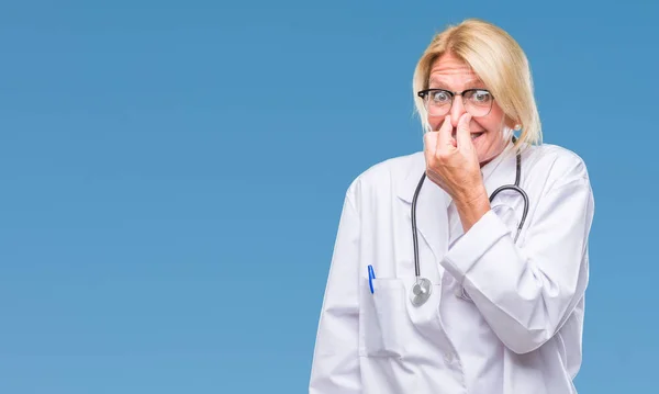Μέσης Ηλικίας Γυναίκα Ξανθιά Γιατρός Πάνω Από Απομονωμένες Φόντο Μυρίζουν — Φωτογραφία Αρχείου