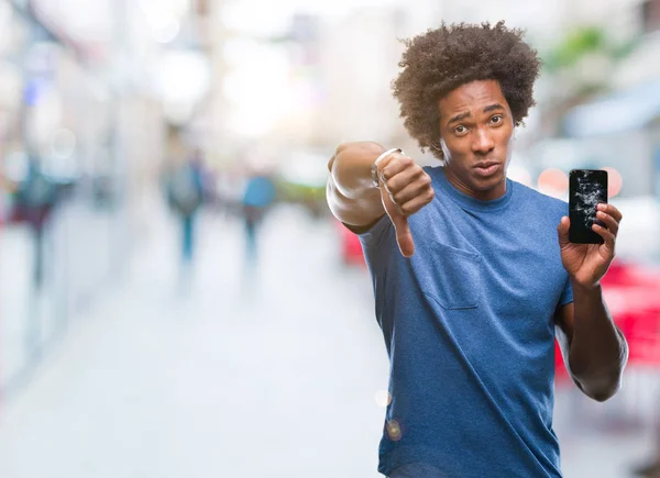 Afro Amerikaanse Man Die Houdt Van Gebroken Smartphone Geïsoleerde Achtergrond — Stockfoto