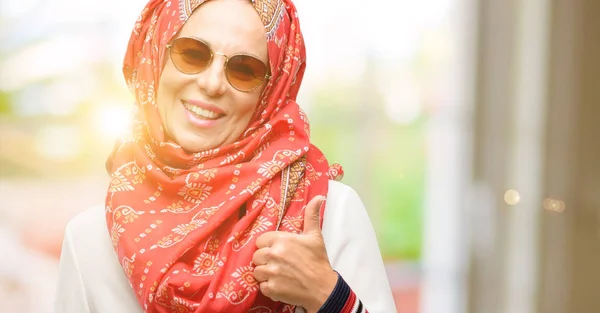 Мусульманська Арабська Жінка Середнього Віку Хіджабі Посміхається Широко Показуючи Великі — стокове фото