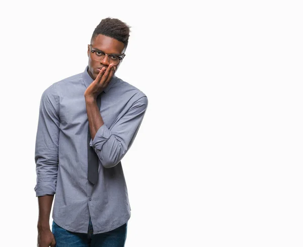 Genç Afro Amerikalı Adamı Izole Arka Plan Düşünme Seyir Üzerinde — Stok fotoğraf
