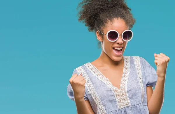 Mujer Afroamericana Joven Con Gafas Sobre Fondo Aislado Muy Feliz — Foto de Stock