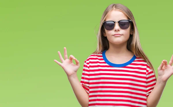 Joven Chica Hermosa Con Gafas Sol Sobre Fondo Aislado Relajarse —  Fotos de Stock