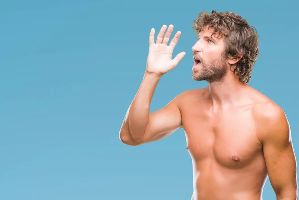 Knappe Spaanse Model Man Sexy Shirtless Geïsoleerde Achtergrond Schreeuwen Schreeuwen — Stockfoto