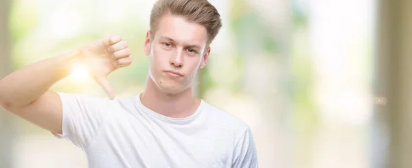 Junger Schöner Blonder Mann Mit Wütendem Gesicht Negatives Zeichen Für — Stockfoto