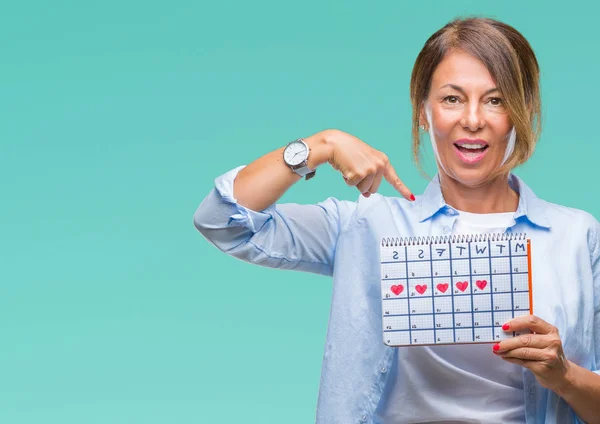 Mulher Hispânica Sênior Meia Idade Segurando Calendário Menstruação Sobre Fundo — Fotografia de Stock