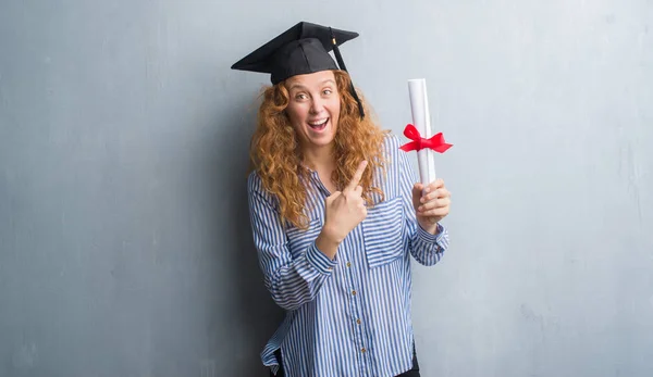 Joven Pelirroja Graduada Mujer Sobre Gris Grunge Pared Celebración Diploma — Foto de Stock