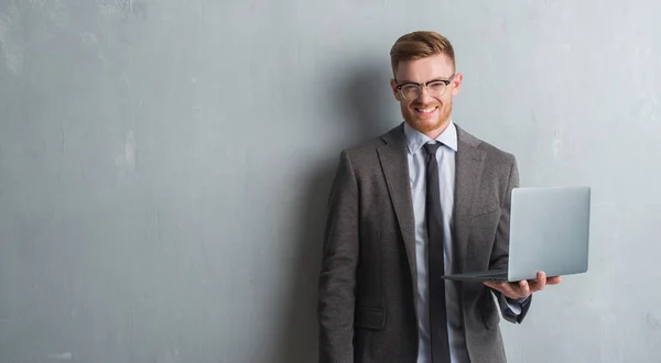 Joven Pelirroja Elegante Hombre Negocios Sobre Gris Pared Grunge Utilizando — Foto de Stock