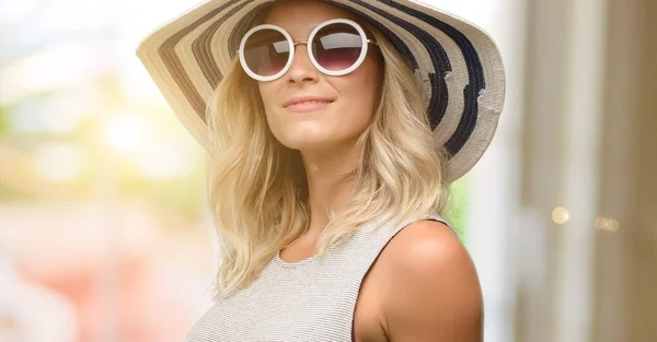 Jovem Mulher Usando Óculos Sol Chapéu Verão Confiante Feliz Com — Fotografia de Stock