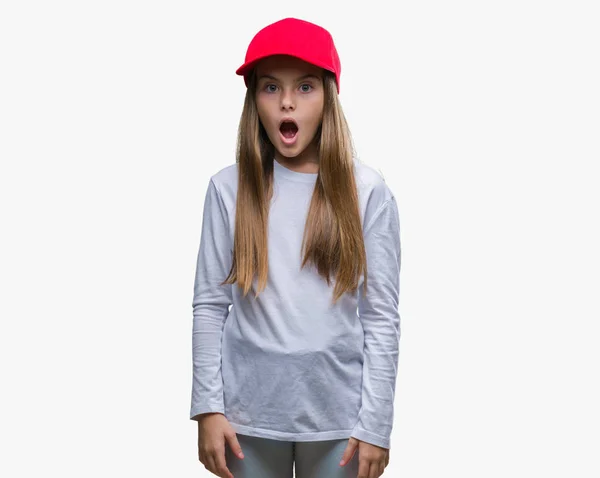 Junges Schönes Mädchen Mit Roter Mütze Isolierten Hintergrund Angst Und — Stockfoto