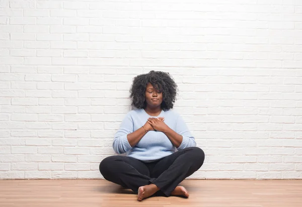 Jonge African American Vrouw Zittend Vloer Thuis Glimlachend Met Handen — Stockfoto