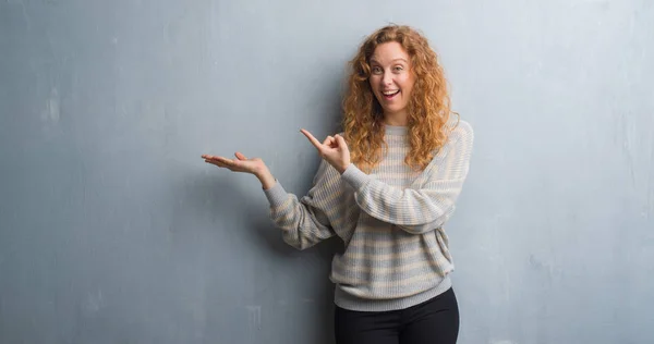 Jeune Rousse Femme Sur Mur Gris Grunge Étonné Souriant Caméra — Photo