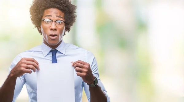 Hombre Afroamericano Sosteniendo Contrato Papel Blanco Sobre Fondo Aislado Asustado —  Fotos de Stock