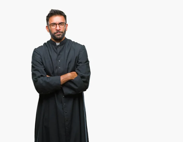 Adulte Prêtre Catholique Hispanique Homme Sur Fond Isolé Sceptique Nerveux — Photo