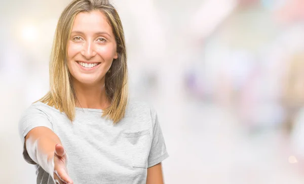 Giovane Bella Donna Sfondo Isolato Sorridente Amichevole Offrendo Stretta Mano — Foto Stock