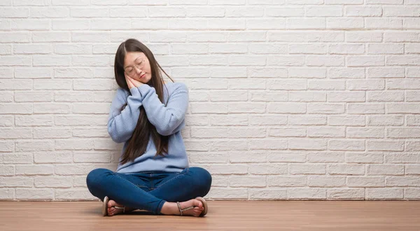 Wanita Muda Cina Duduk Lantai Atas Dinding Bata Tidur Lelah — Stok Foto