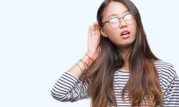 Mujer Asiática Joven Con Gafas Sobre Fondo Aislado Sonriendo Con —  Fotos de Stock