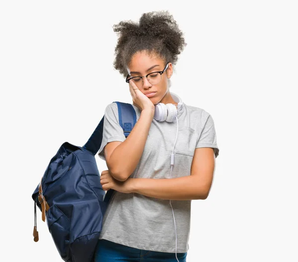 Unga Afro Amerikansk Student Kvinna Som Bär Hörlurar Och Ryggsäck — Stockfoto