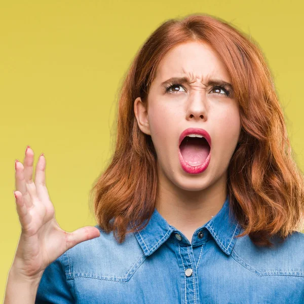 Joven Mujer Hermosa Sobre Fondo Aislado Loco Loco Gritando Gritando —  Fotos de Stock