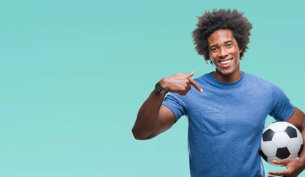 Hombre Afroamericano Sosteniendo Pelota Fútbol Sobre Fondo Aislado Con Cara — Foto de Stock