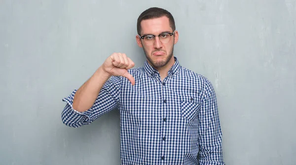 怒っている顔で 灰色のグランジの壁を越えて若い白人ビジネスマン負の不承諾 拒絶反応の概念に嫌悪感を示す記号 — ストック写真