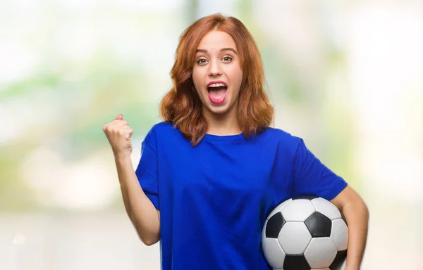 Junge Schöne Frau Über Isoliertem Hintergrund Hält Fußballball Schreiend Stolz — Stockfoto