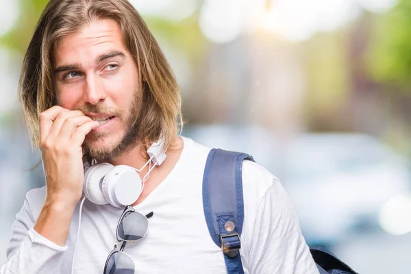 Jovem Turista Bonito Com Cabelos Longos Usando Mochila Sobre Fundo — Fotografia de Stock