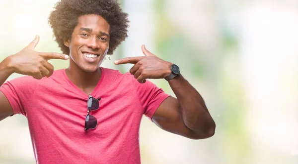 Hombre Afroamericano Sobre Fondo Aislado Sonriendo Confiado Mostrando Señalando Con —  Fotos de Stock