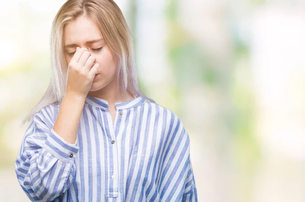 Unga Blonda Kvinnan Över Isolerade Bakgrund Trött Gnugga Näsan Och — Stockfoto