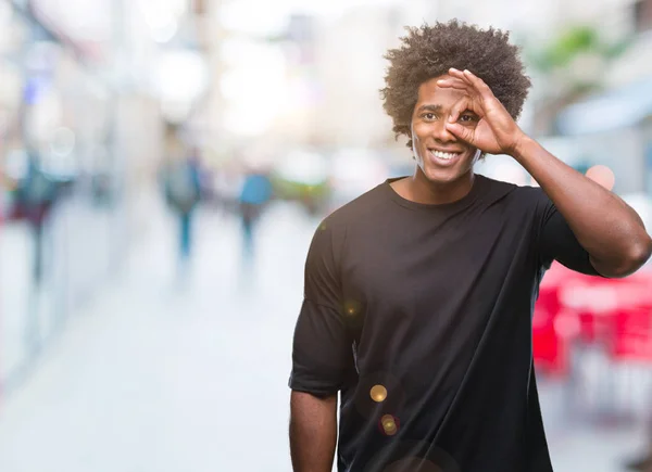 Afro Amerikai Ember Feletti Elszigetelt Háttérben Gesztus Kézzel Mosolyogva Szemmel — Stock Fotó