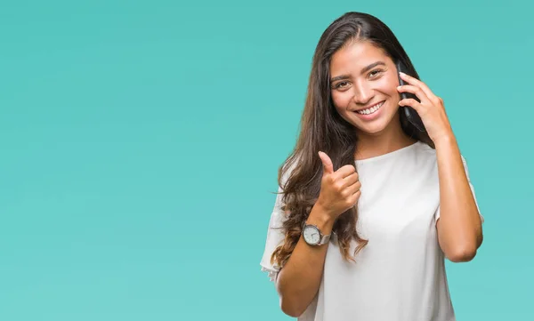 Jonge Mooie Arabische Vrouw Praten Telefoon Geïsoleerde Achtergrond Blij Met — Stockfoto