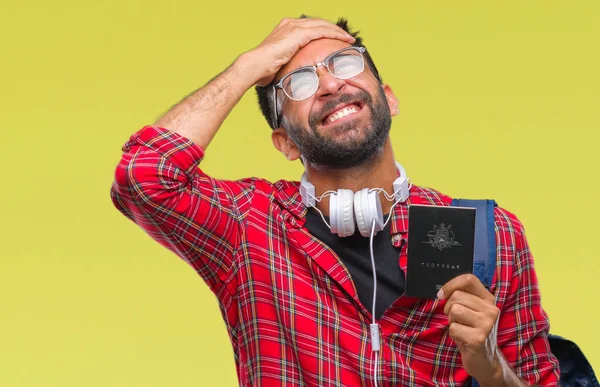 Homem Estudante Hispânico Adulto Segurando Passaporte Austrália Sobre Fundo Isolado — Fotografia de Stock