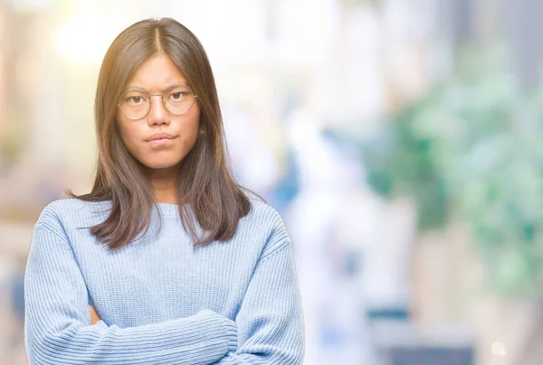 Jovem Mulher Asiática Vestindo Camisola Inverno Sobre Fundo Isolado Cético — Fotografia de Stock