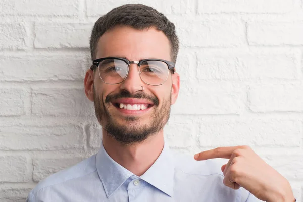 Junger Erwachsener Geschäftsmann Steht Mit Überraschendem Gesicht Über Einer Weißen — Stockfoto