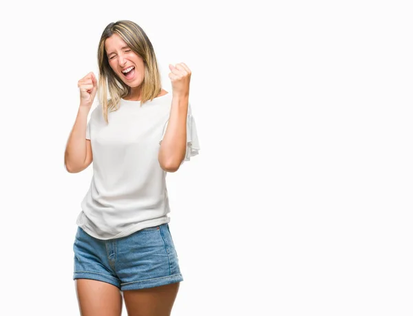 若い美しい女性非常に幸せと興奮の腕を上げ 勝者のジェスチャを行う分離の背景に笑みを浮かべて 成功のために叫んで お祝いのコンセプト — ストック写真