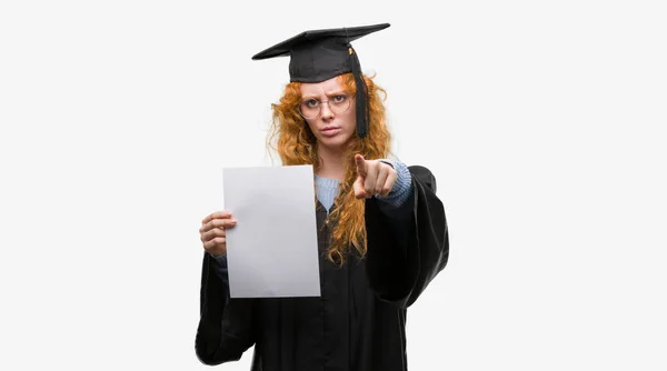 Unga Rödhårig Kvinna Bär Examen Enhetliga Holding Grad Pekar Med — Stockfoto