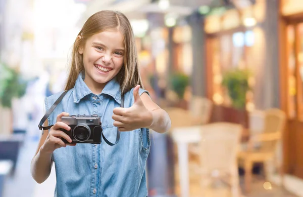 Menina Bonita Nova Tirar Fotos Usando Câmera Vintage Sobre Fundo — Fotografia de Stock