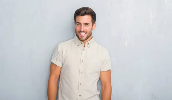 Hombre Joven Guapo Sobre Pared Gris Grunge Usando Camisa Verano —  Fotos de Stock