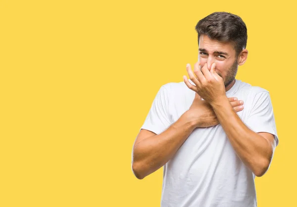 Joven Hombre Guapo Sobre Fondo Aislado Oliendo Algo Apestoso Asqueroso —  Fotos de Stock