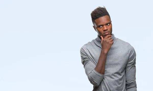 Hombre Afroamericano Joven Sobre Fondo Aislado Con Mano Barbilla Pensando — Foto de Stock