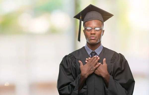 Ung Utexaminerades Afroamerikanska Mannen Över Isolerade Bakgrund Leende Med Händer — Stockfoto