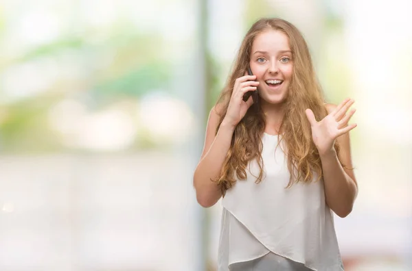 Mujer Rubia Joven Usando Smartphone Muy Feliz Emocionada Expresión Ganadora — Foto de Stock